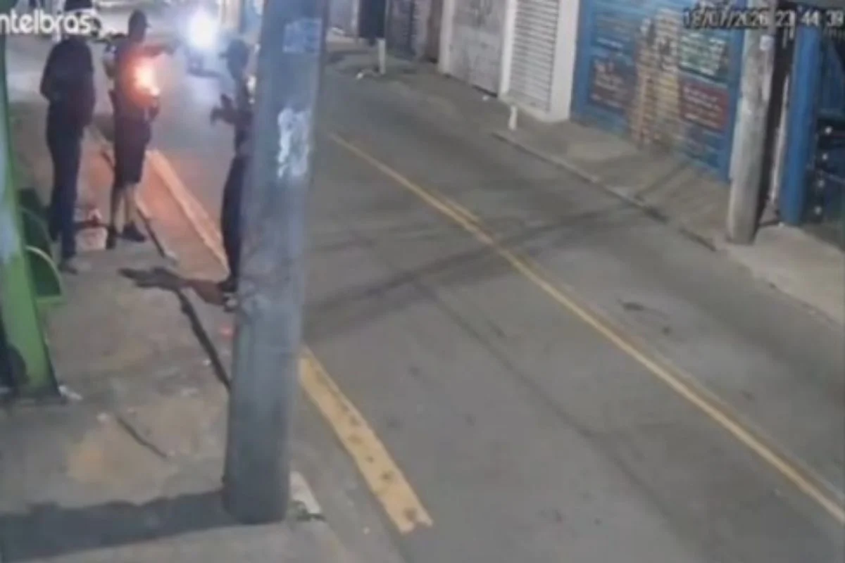 Vítima é executada a tiros em ponto de ônibus na Zona Leste de SP