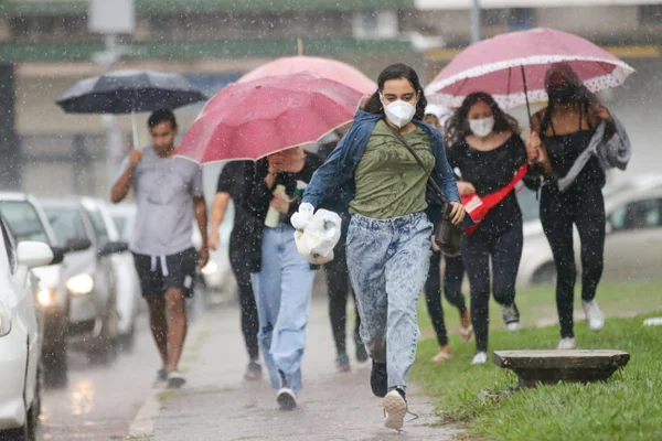 Fortes chuvas em Brasília marcam início das provas do Enem 2021