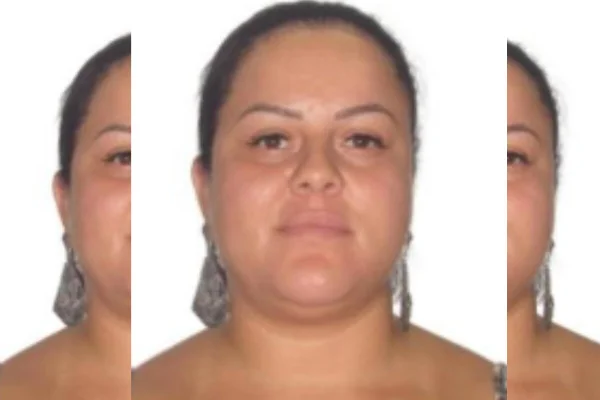 Mulher branca, de cabelos amarrados e brincos longos - Metrópoles