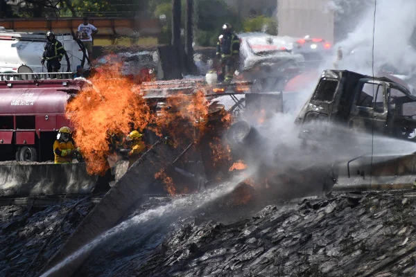 imagem colorida caminhão de gás explode ponte na cidade do méxico
