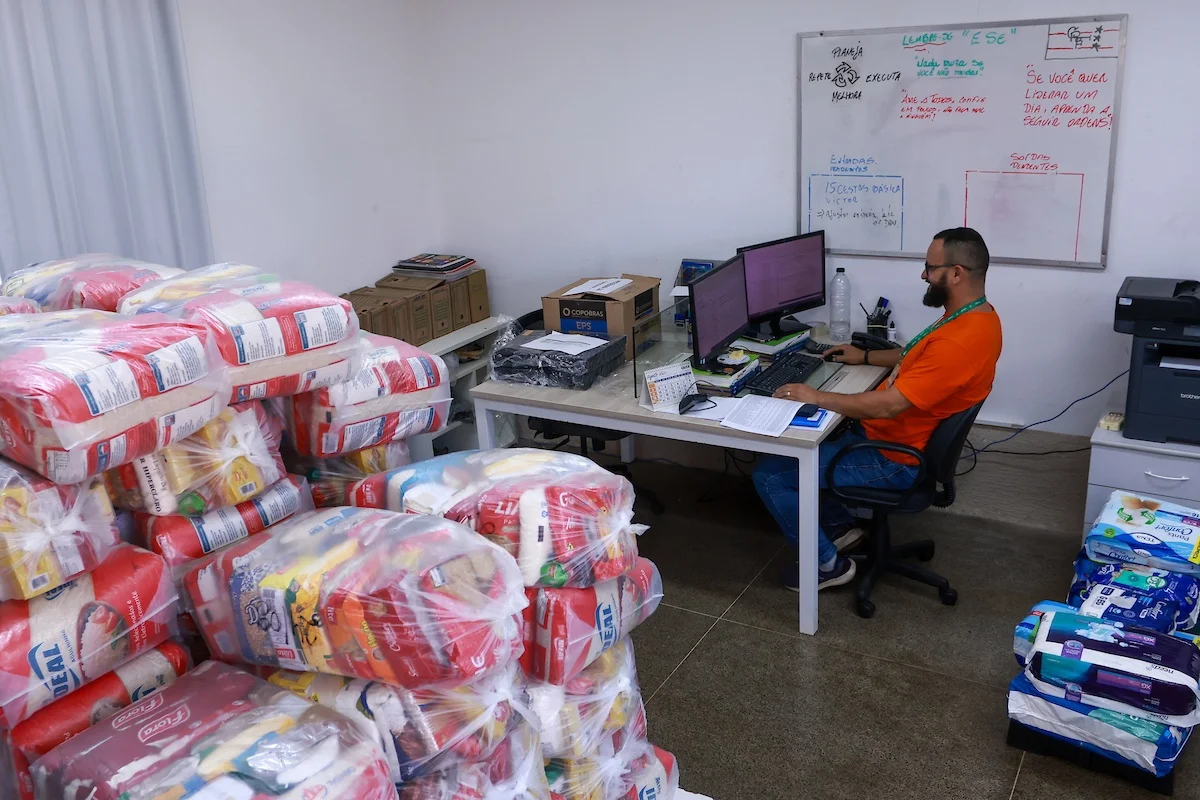 As famílias assistidas pela Abrace também recebem uma cesta básica com diversos produtos As famílias assistidas pela Abrace também recebem uma cesta básica com diversos produtos