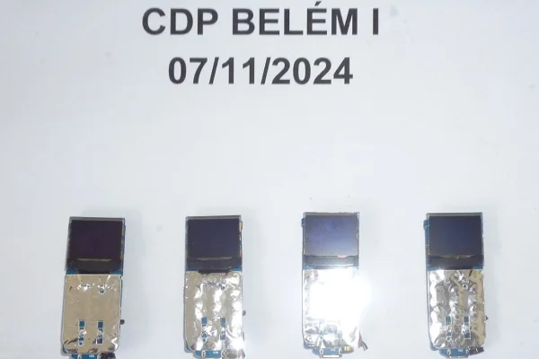 Partes de celular apreendido no CDP 1 de Belém, zona leste de São Paulo. - Metrópoles