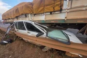 Imagens chocantes: Fiat Uno é “esmagado” por caminhão na BR-060, em Goiás - imagem 2