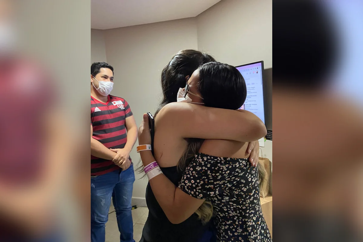 Jéssica abraça a irmã no dia de sua alta hospitalar Jéssica abraça a irmã no dia de sua alta hospitalar