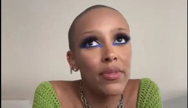 Foto colorida da Doja Cat