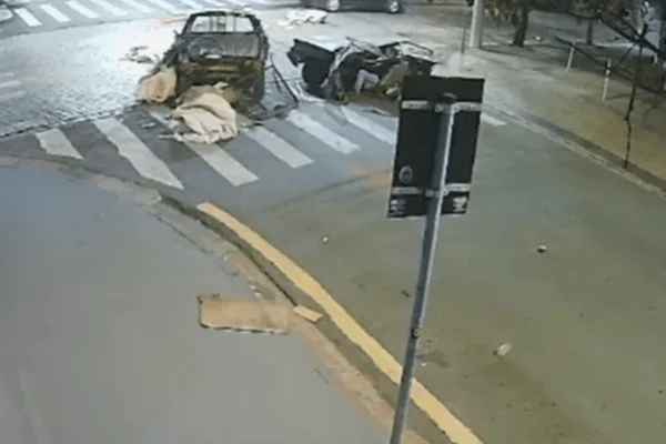 Imagem colorida de um carro partido ao meio em um cruzamento de Campinas - Metrópoles