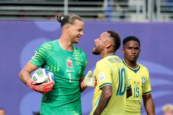 Foto colorida de Neymar e Nyland - Metrópoles
