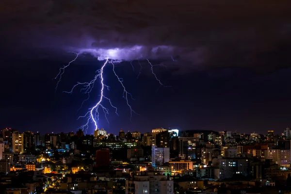 Noite de trovoadas em Porto Alegre. Trovão, raio, relâmpago
