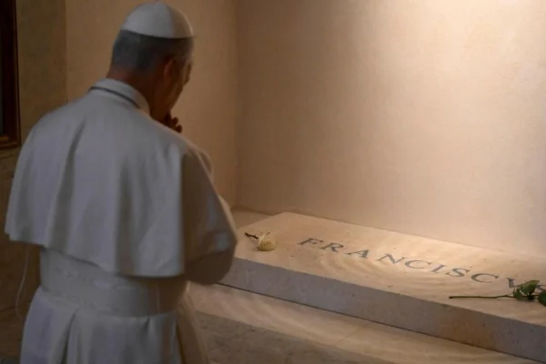 Imagem colorida de Papa Leão XIV no túmulo de Papa Francisco - Metrópoles