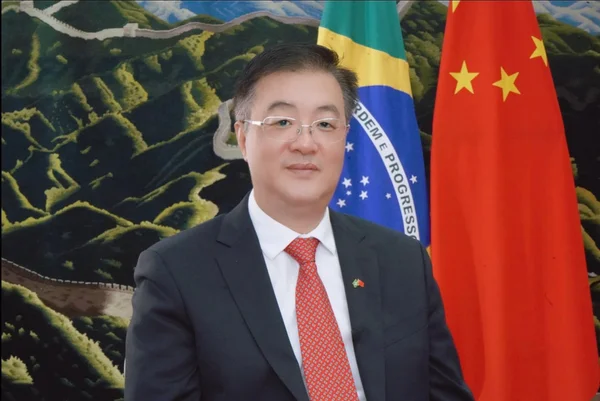 Imagem colorida mostra embaixador da China no Brasil - Metrópoles