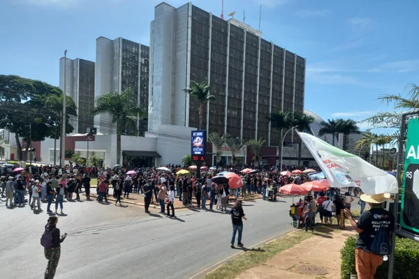 Protesto de professores tem spray de pimenta e trânsito travado. Vídeo