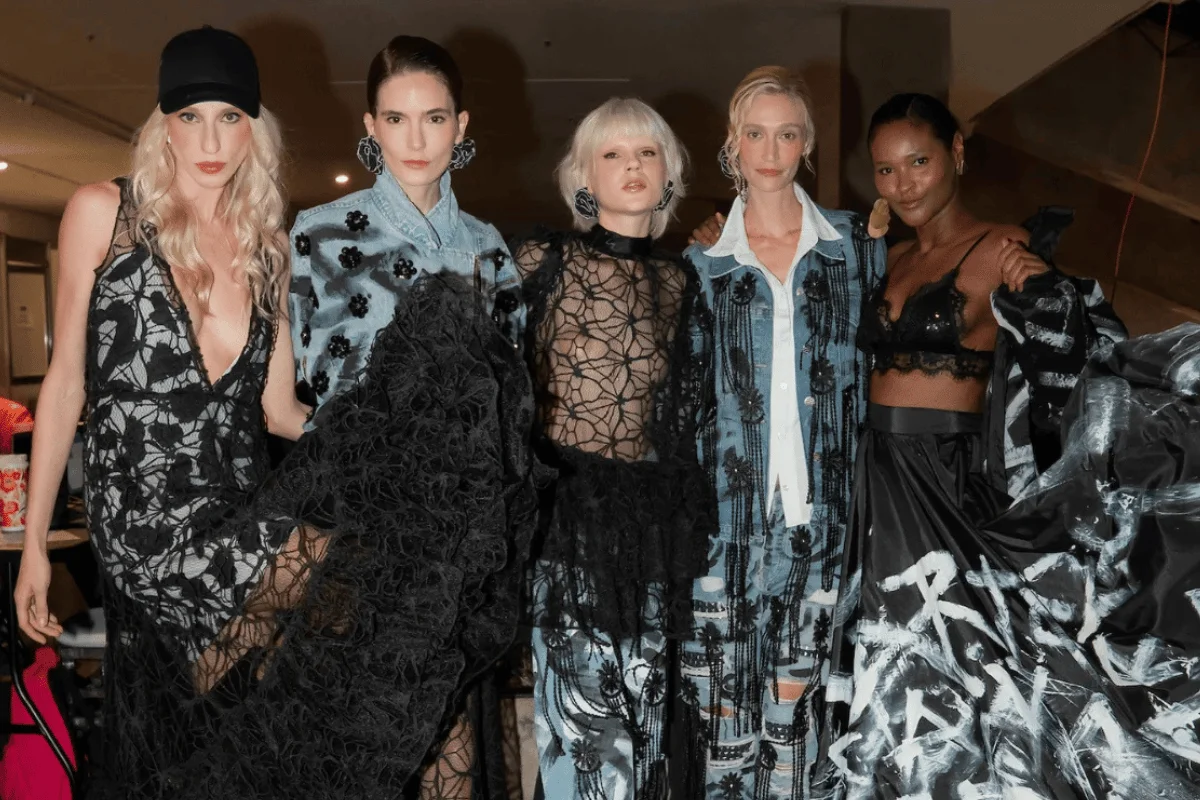 foto com cor. modelos de george azevedo nos bastidores do metrópoles catwalk - metrópoles
