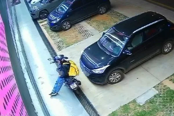 Entregador de app se masturba enquanto vê crianças em parque