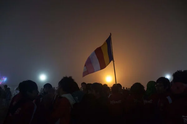 Foto colorida de multidões se reunindo para o Festival de Balões de Fogo de Taunggyi, em Mianmar - Metrópoles