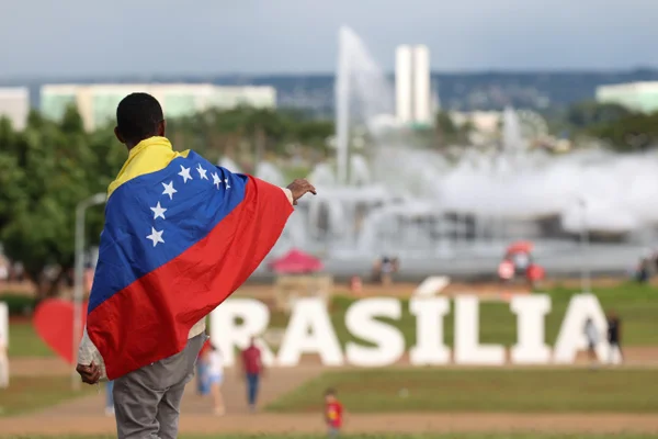 Grupos de refugiados e apoiadores comemoram prisão Nicolás Maduro, em ato na Torre de TV Venezuela - Metrópoles 2