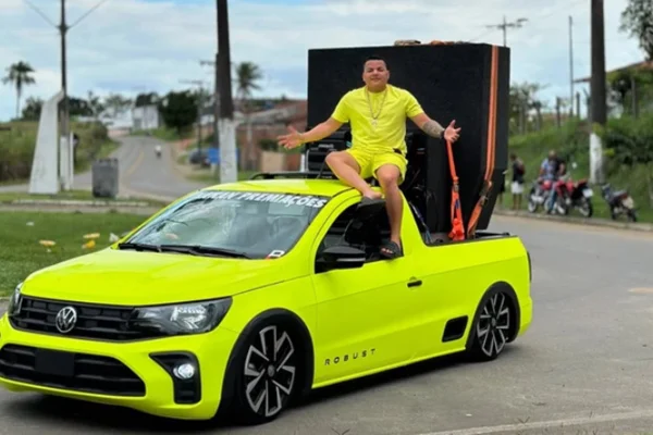 Imagem colorida de homem usando amarelo
