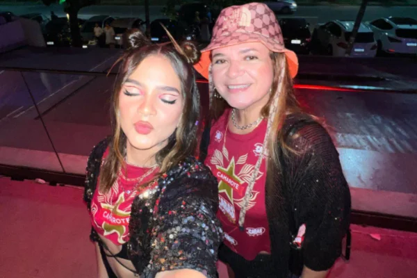 Foto colorida de Mel Maia e a mãe, Debora Maia - Metrópoles