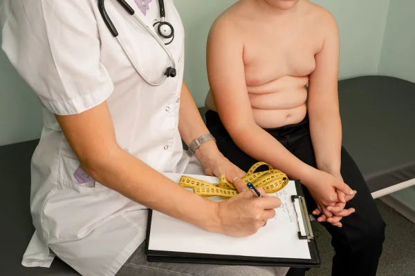 médico avaliando criança obesa obesidade infantil