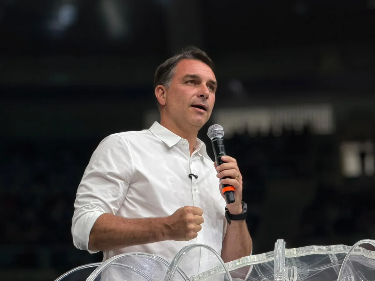 Flávio vai a culto com Douglas Ruas e fala em “guerra espiritual” no Brasil - imagem 1 Flávio vai a culto com Douglas Ruas e fala em “guerra espiritual” no Brasil - imagem 1