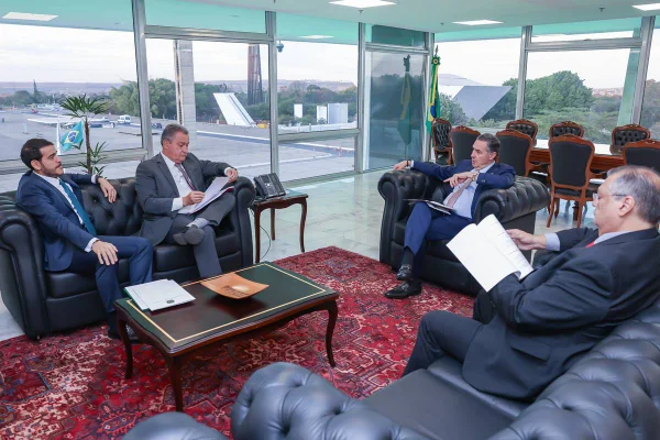 Imagem colorida de reunião no STF
