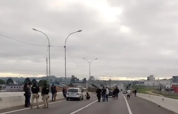 Adolescente morre atropelada ao tentar impedir suicídio de namorado