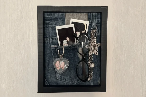 foto com cor. quadro personalizado com calça jeans - metrópoles