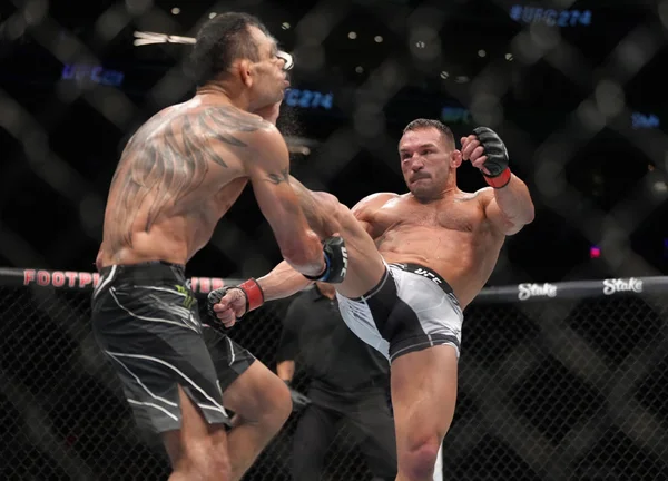Lutador do UFC leva chute no rosto e fica irreconhecível; veja