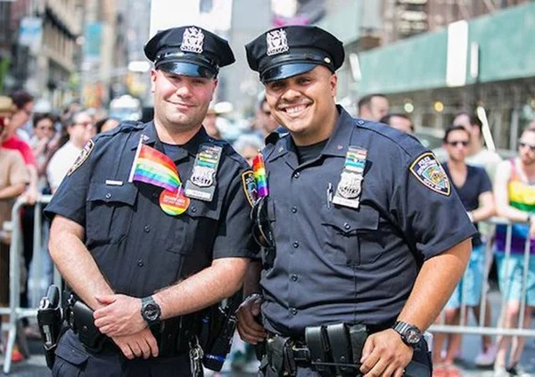 Parada de NY é criticada por expulsar policias LGBTs do evento