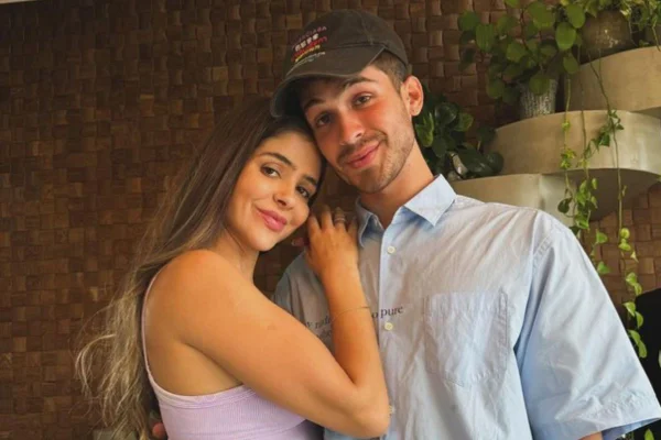 Foto colorida de João Guilherme e sua mãe - Metrópoles