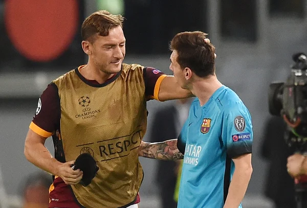 Foto colorida de Totti e Lionel Messi, em Roma e Barcelona - Metrópoles