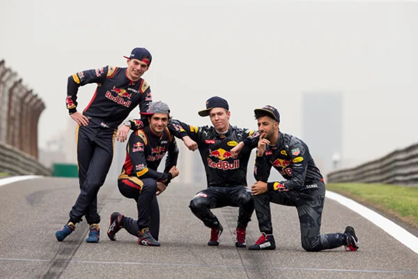 Imagem colorida de pilotos da Red Bull, Verstappen - Metrópoles