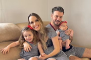 Thaeme, o marido e as filhas posam juntos para as redes sociais