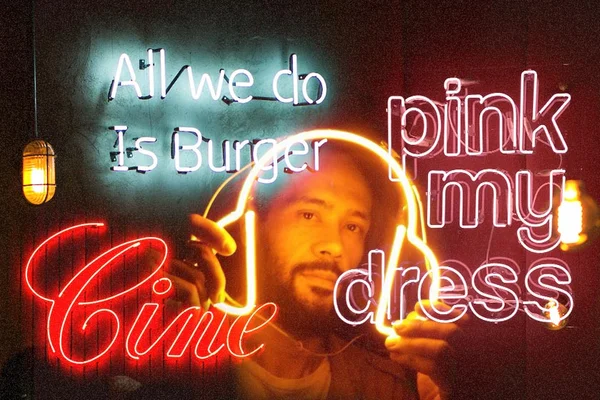 Rei do neon: quem é o artista por trás de badalados luminosos do DF