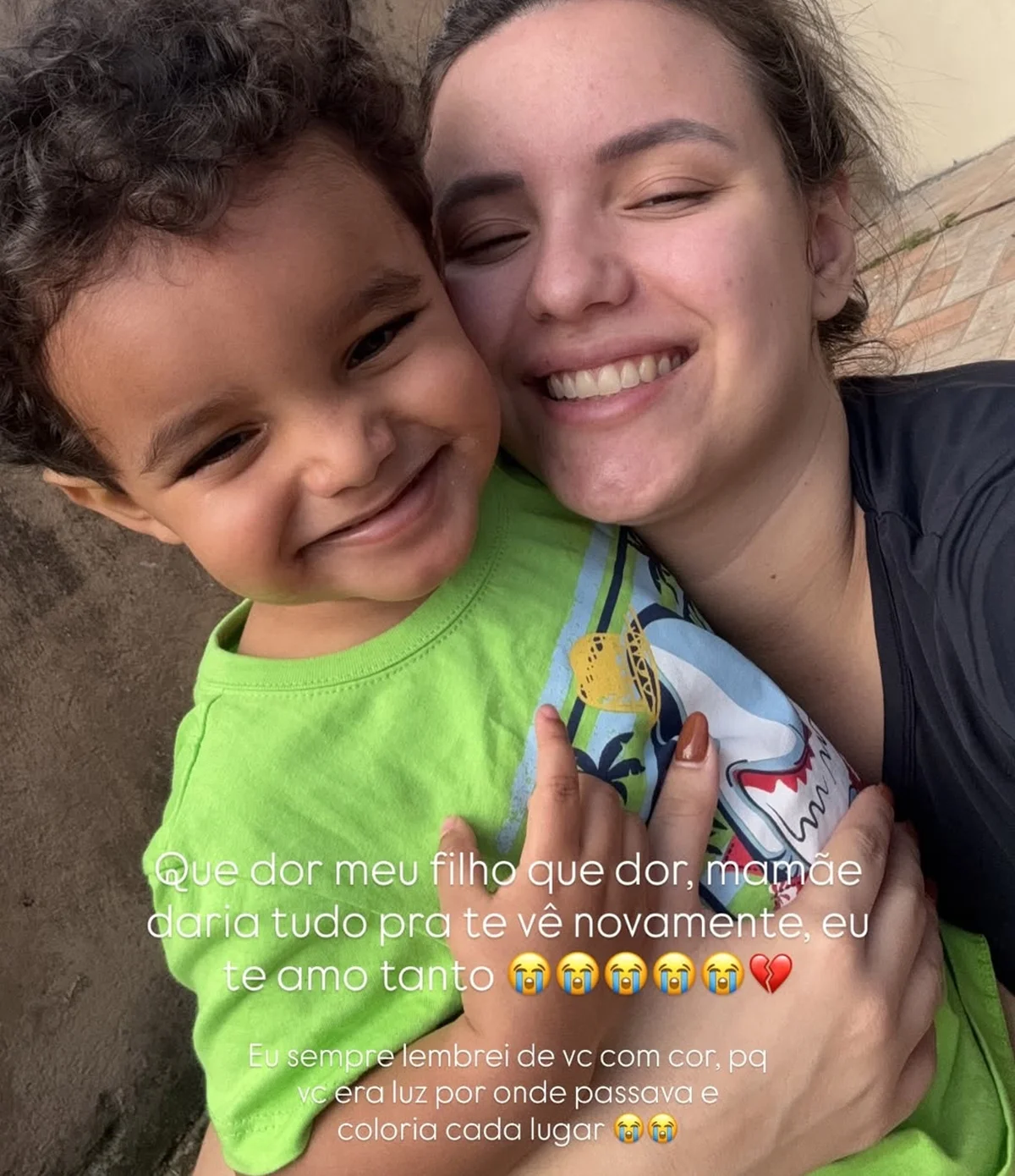 Letícia Vieira, esposa de Gustavo Simões, e Benício fazem selfie juntos e sorridentes Letícia Vieira, esposa de Gustavo Simões, e Benício fazem selfie juntos e sorridentes