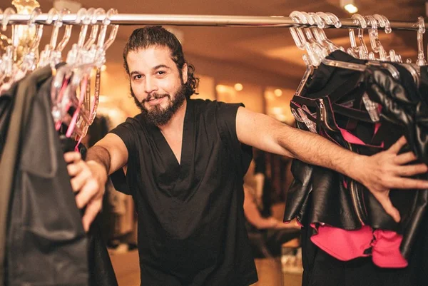 Designer Rogério Vasques, da Maison Revolta, badala Salve Rainha