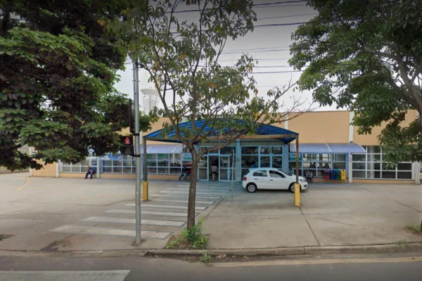 Imagem de entrada de hospital, com paredes alaranjadas e toldos azulados; uma bebê, filha de um casal, chegou morta ao local - Metrópoles