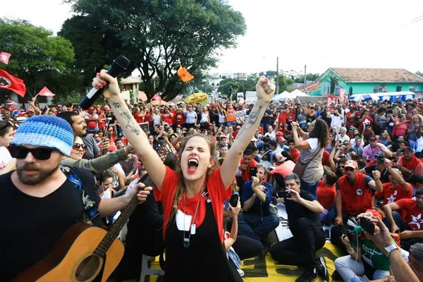Ana Cañas canta para apoiadores de Lula. Cúpula do PT se reúne segunda