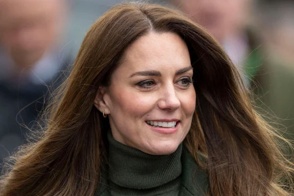 Rosto de mulher com cabelo ao vento