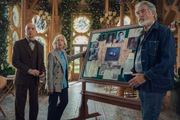Elizabeth (Helen Mirren), com Ron (Pierce Brosnan), Ibrahim (Ben Kingsley) e Joyce (Celia Imrie) em O Clube do Crime das Quintas-Feiras