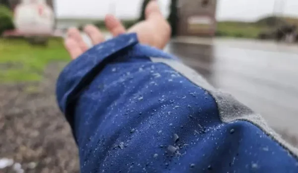 mão estendida sobre a neve