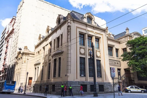 Prédio histórico com estilo eclético, apresenta elementos Art Nouveau.