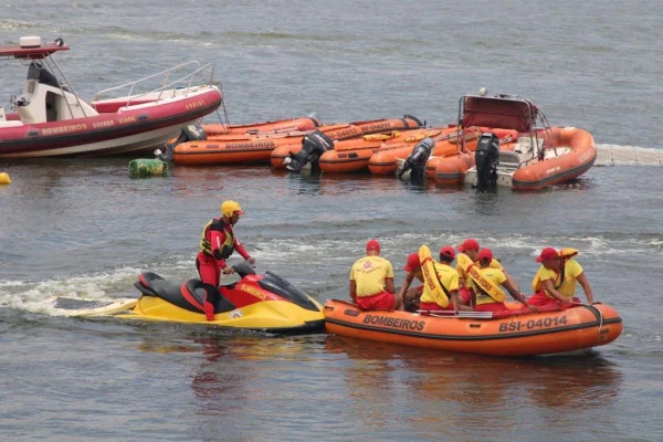 Imagens coloridas mostram equipes de resgate dos bombeiros em botes e motos aquáticas durante operações de resgate no mar
