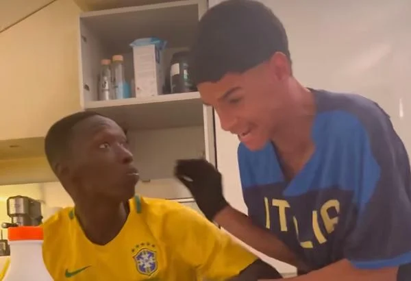 Luva de Pedreiro contracena com Khaby Lame, o rei do TikTok