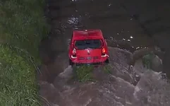 Homem desaparece após carro capotar e cair em rio na Grande SP