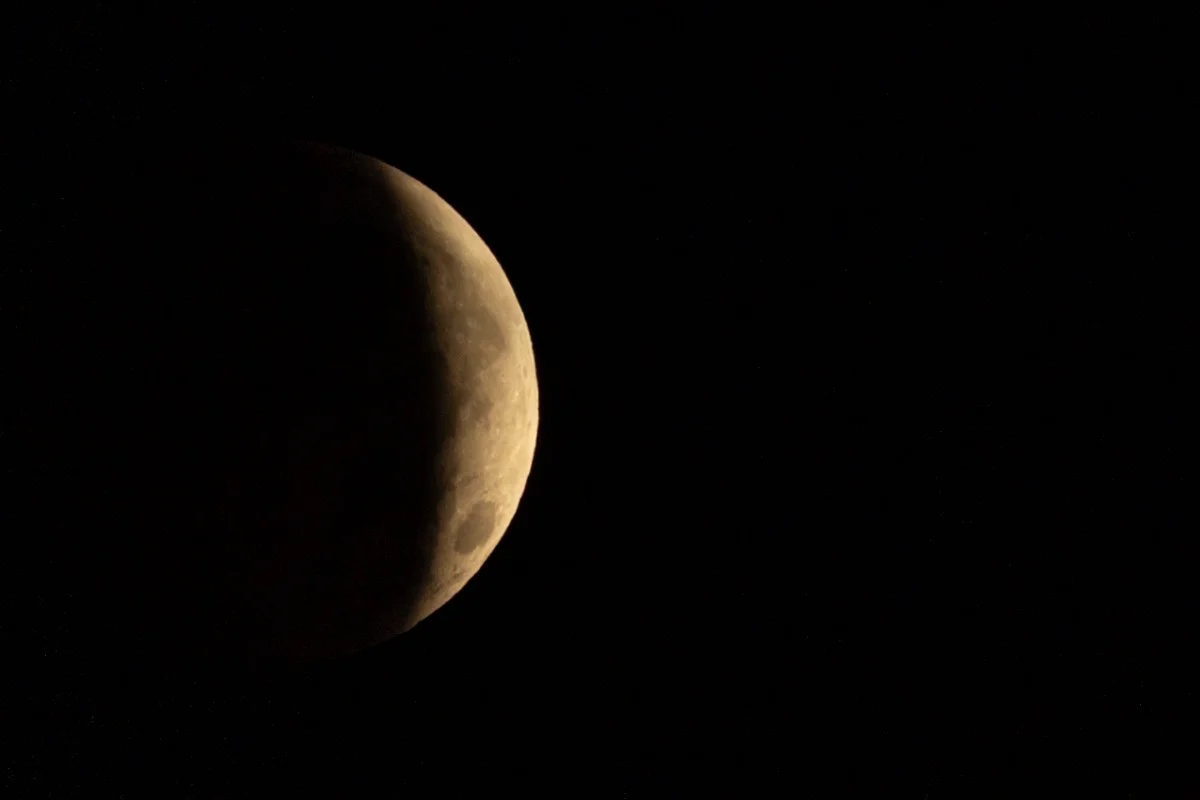 Um eclipse lunar parcial é visto sobre a Baía de Pegwell em 28 de agosto de 2026, em Ramsgate, Inglaterra Um eclipse lunar parcial é visto sobre a Baía de Pegwell em 28 de agosto de 2026, em Ramsgate, Inglaterra