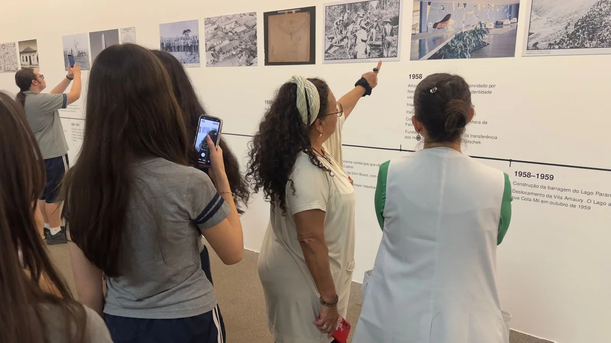 Tutora explicando as obras da exposição Tutora explicando as obras da exposição