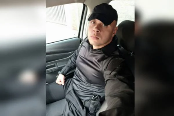 homem de farda falsa