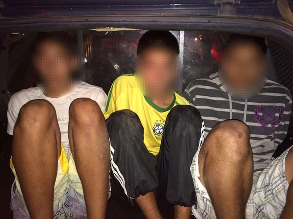 Adolescentes roubam carro e filmam fuga, mas acabam mal. Assista ao vídeo