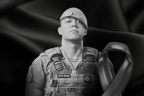 Imagem em preto e branco mostra homenagem da PM ao soldado Joelson Pereira Ribeiro - Metrópoles