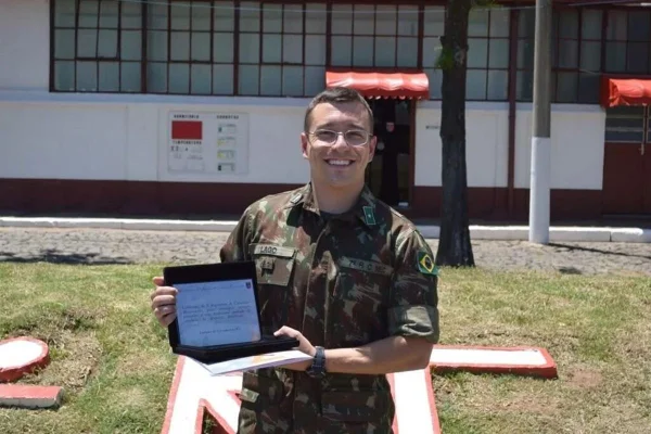 oficial do Exército segurando placa